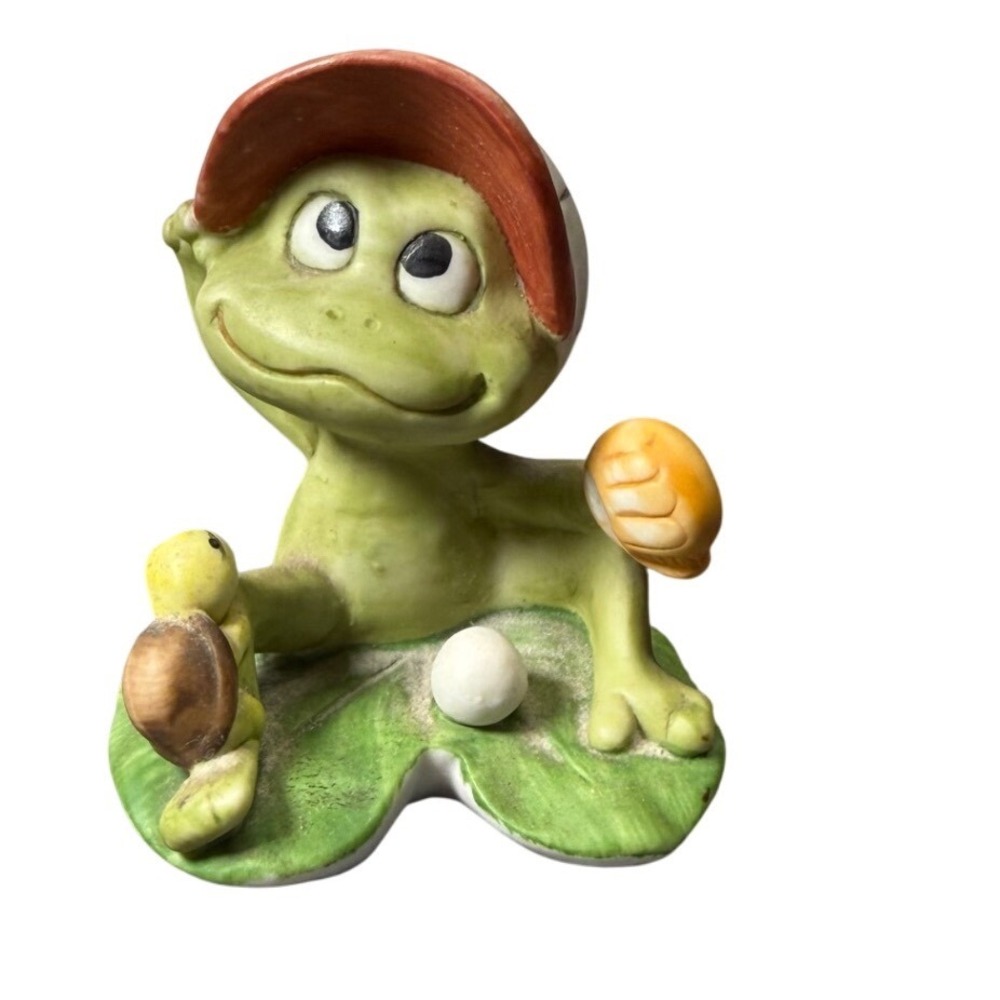 Vintage OGC Taiwan Ceramic Frog Baseball Player Figurine Lily Pad Turtle 3 Inch‎